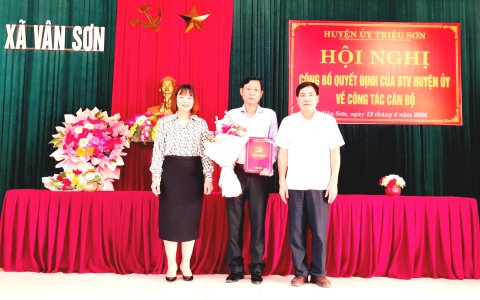  Ban Thường vụ Huyện ủy công bố quyết định về công tác cán bộ tại xã Vân Sơn
